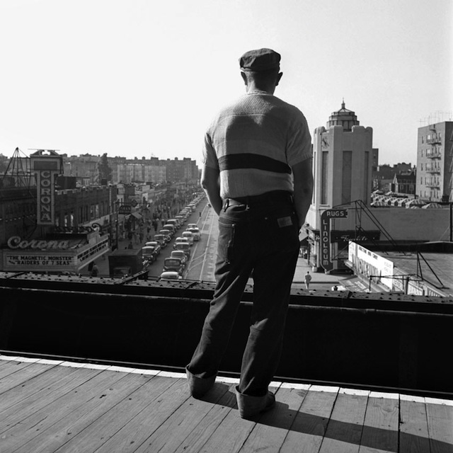 man op viaduct